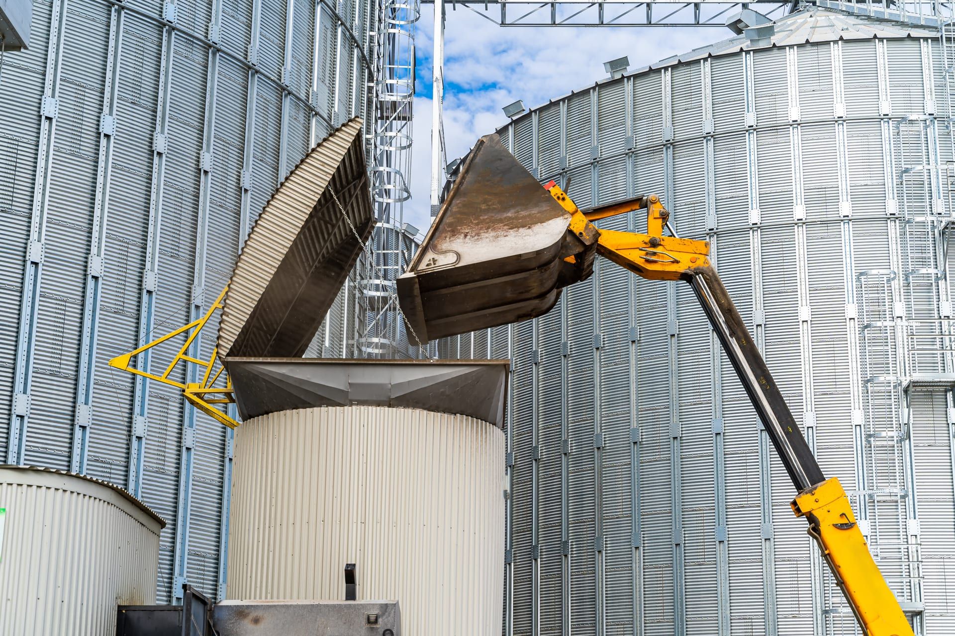 Carga de grano en la tolva de unos silos de granja