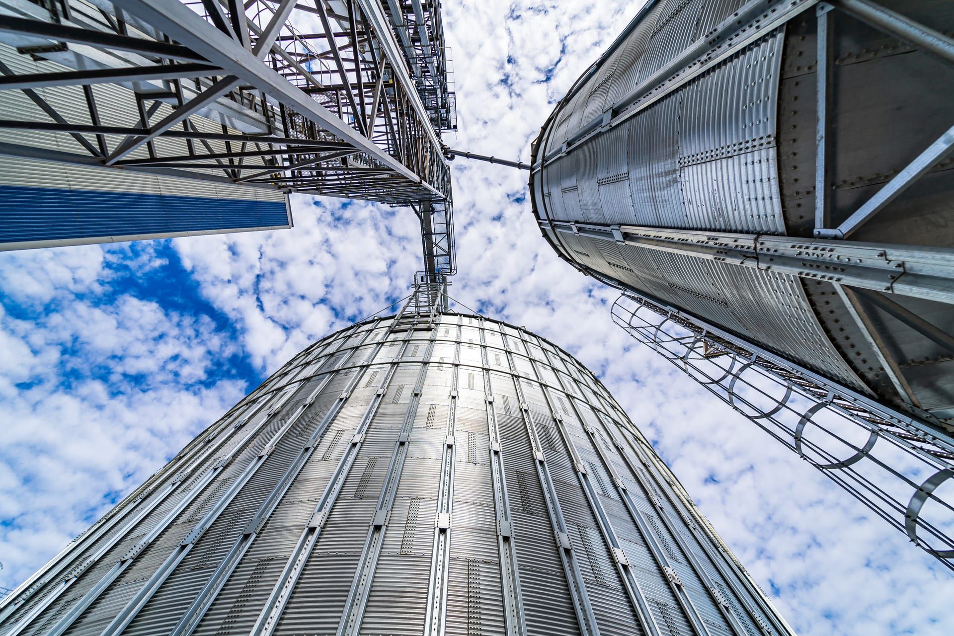 Silos y elevadores de grano de acero vistos desde abajo