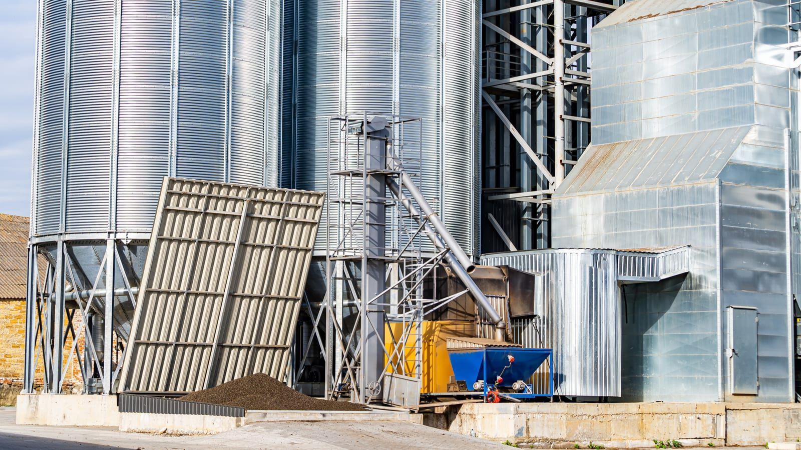 Planta con silos, tolva de recepción y torre de elevación