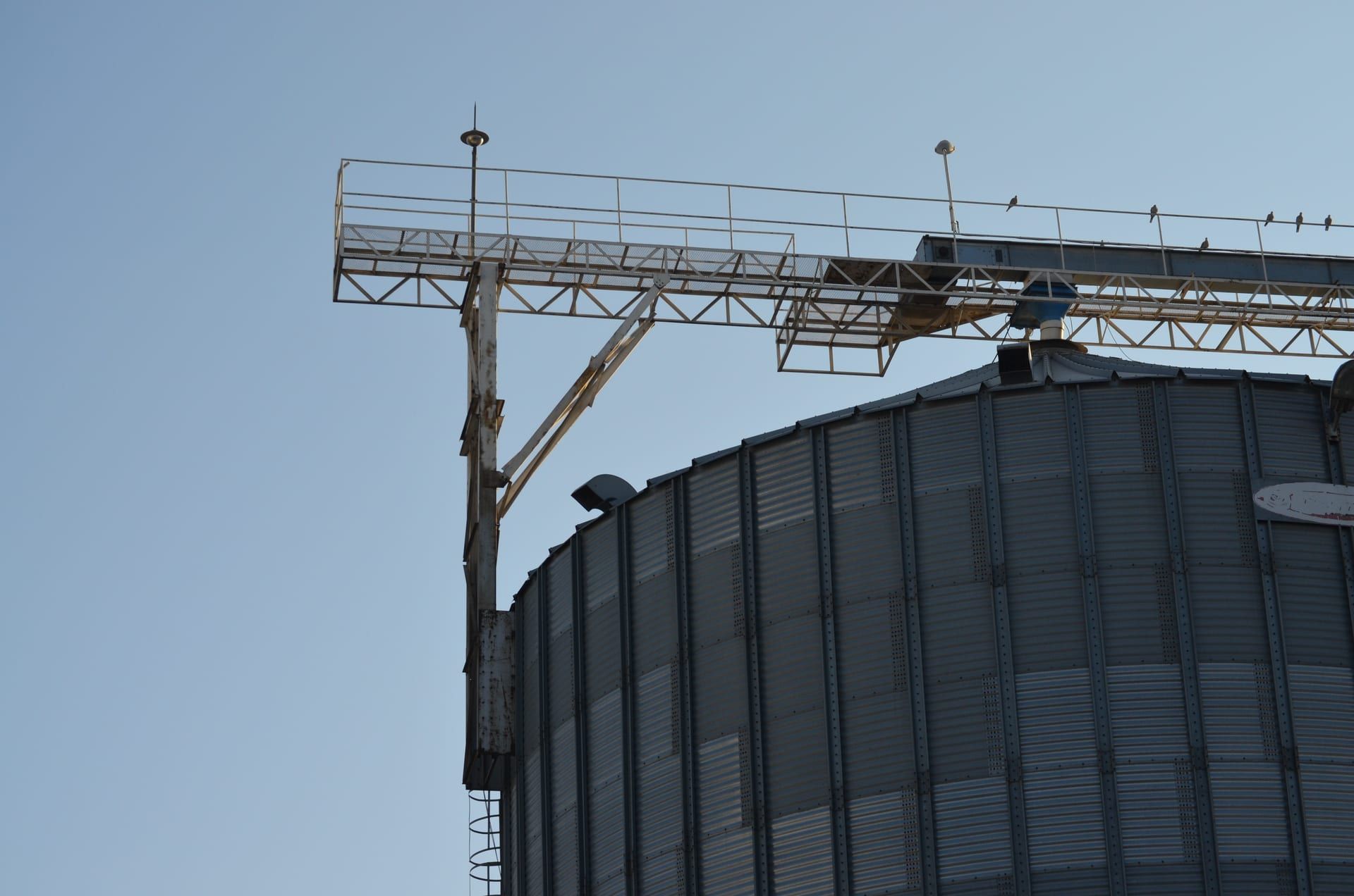 Silo y pasarela de una fábrica de pienso para aves