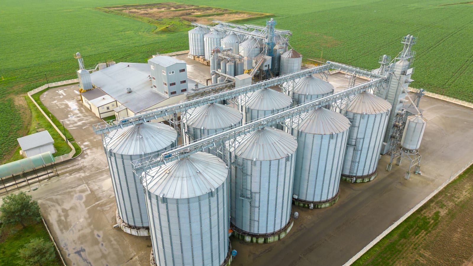 Vista aérea de una planta de almacenamiento de grano con silos